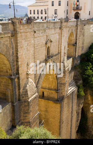 Berühmte Bogen / gewölbte Steinbrücke die tiefen El Tajo Schlucht & Fluss Guadalevin erstreckt. Spanische Stadt Ronda, Spanien Stockfoto