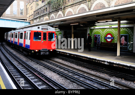 Ein District Line-Zug am Sloane Square U-Bahn Station, London, England, UK Stockfoto