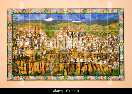 Spanische Terracotta / Terrakotta Fliesen / Fliesen / Keramik / Keramik Karte von Ronda Stadt an einer Wand in Ronda. Spanien. Stockfoto