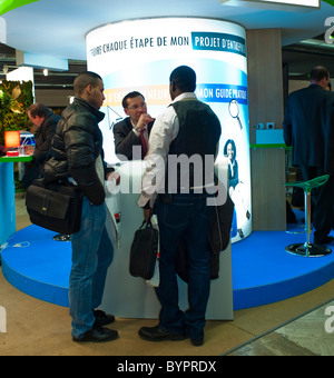 Paris, Frankreich, Geschäftsmesse, kleine Gruppe von Menschen, Treffen afrikanischer Männer, Unternehmer Informationen zu Unternehmensgründungen „Credit Agricole Banque“ europa multirassischer Job Stockfoto