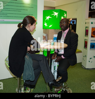 Paris, Frankreich, Business Trade Show, Two People Meeting, Information über Unternehmensgründungen, BNP Paribas Banque, Corporate Investment Office Agency, europe Multirassical Job, Bewerbung für Arbeitsplätze Stockfoto