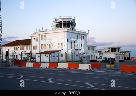 Flughafen Gibraltar und zivile / militärische Kontrollturm. Flughafen von Gibraltar. Der Felsen von Gibraltar. Stockfoto