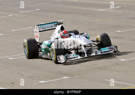 Michael Schumacher (GER) in den Rennwagen von Mercedes GP MGPW02 Stockfoto