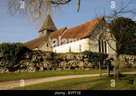 Römische Stadtmauer am geht in Hampshire Südengland und der Pfarrei Kirche von St Marys stammt aus dem 12. Jahrhundert Stockfoto