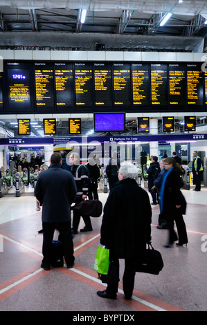 Abend-Rush Hour-Pendler am Bahnhof Victoria Station, London, England, UK Stockfoto