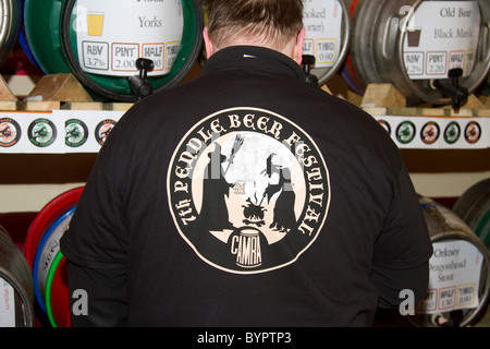 Mann in Schwarz-T-Shirt auf dem 7. Pendle Bierfest. Colne, Lancashire, UK Stockfoto