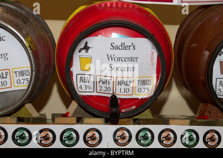 Sadler's Worcester Sorcerer; Gießen eines Pint-Fassbier-Gestells.Gestellteller beim Pendle Beer Festival 7th. Colne, Lancashire, Großbritannien Stockfoto