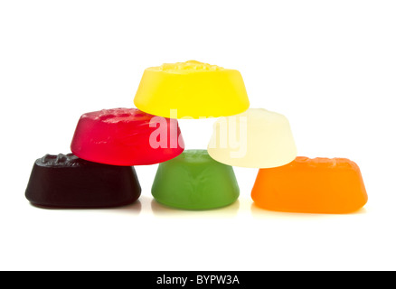 Eine Auswahl an Gummibärchen aus niedrigen Perspektive isoliert auf weiss. Stockfoto