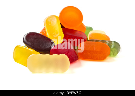 Eine Auswahl an Gummibärchen aus niedrigen Perspektive isoliert auf weiss. Stockfoto