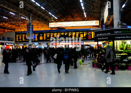 Abend-Rush Hour-Pendler am Bahnhof Victoria Station, London, England, UK Stockfoto