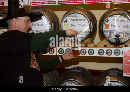 Regale und Stillage   Mann ein Bier auf dem 7. Pendle Bierfest in Strömen. Colne, Lancashire, UK Stockfoto