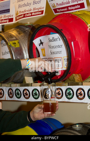 Sadler's Worcester Sorcerer; Gießen eines Pint-Fassbier-Gestells.Gestellteller beim Pendle Beer Festival 7th. Colne, Lancashire, Großbritannien Stockfoto