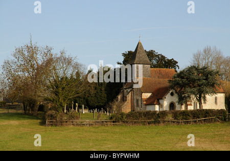 Str. Marys Kirche geht Hampshire England UK berühmt für die alten römischen Mauern, die sie umgeben Stockfoto