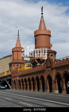 Die Oberbaumbrücke, doppelstöckige Brücke Berlins Fluss Spree, Deutschland Stockfoto