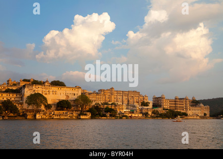 Indien, Rajasthan, Udaipur, Stadtschloss gesehen über Pichola-See Stockfoto