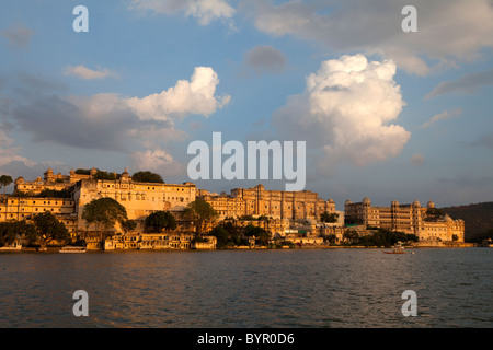 Indien, Rajasthan, Udaipur, Stadtschloss gesehen über Pichola-See Stockfoto