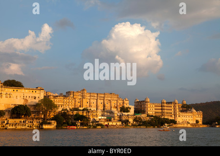 Indien, Rajasthan, Udaipur, Stadtschloss gesehen über Pichola-See Stockfoto