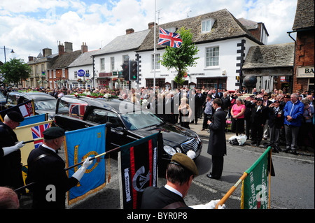 Leichenwagen mit britischen Soldaten getötet in Afghanistan zu stoppen in Wootton Bassett als der Öffentlichkeit und anderen Soldaten blicken auf. M Stockfoto