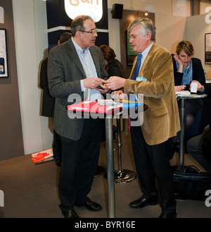 Paris, Frankreich, Business Messe, People Meeting, Unternehmer Business Start-ups Informationen, Unternehmensinvestitionen, Männer reden Stockfoto