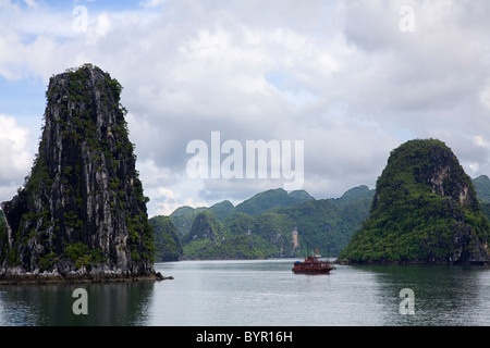 Dschunke in Ha Long Bay. Quang Ninh Provinz, Vietnam, Asien. Stockfoto