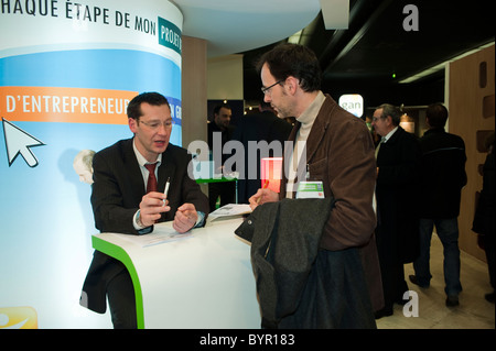 Paris, Frankreich, Business Messe, People Meeting, Unternehmer Business Start-ups Informationen, Unternehmensinvestitionen, Männer reden Stockfoto