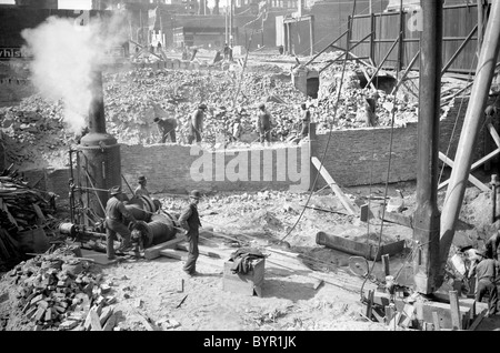 Nachwirkungen von San Francisco nach dem Erdbeben von 1906 mit Bande von Arbeitern und "Dampf Esel" powered Seilwinde Kran Stockfoto