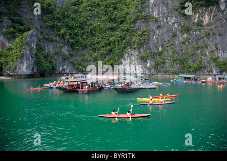 Kajaks in Ha Long Bay. Quang Ninh Provinz, Vietnam, Asien. Stockfoto