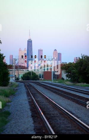 Chicago ist die Eisenbahn-Hauptstadt der Welt. Leere Spuren mit der Skyline im Hintergrund. Stockfoto