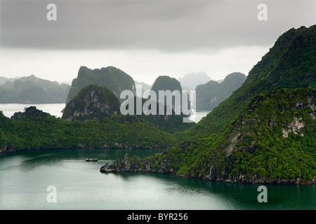 Ha Long Bay. Quang Ninh Provinz, Vietnam, Asien. Stockfoto