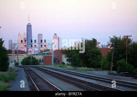 Chicago ist die Eisenbahn-Hauptstadt der Welt. Leere Spuren mit der Skyline im Hintergrund. Stockfoto