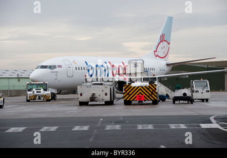 Ein BMI Baby Boeing 737 Flugzeug auf dem Vorfeld des Nottingham East Midlands Airport nahe Kegworth UK Stockfoto