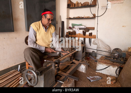 Indien, Rajasthan, Udaipur, Drechsler mit Drehbank in Altstadt Stockfoto