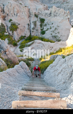 Klettern die Holzleiter, die Wanderer eine auf die Kerbe Trail in Badlands National Park zu übersehen ist ein unvergessliches Klettern Stockfoto