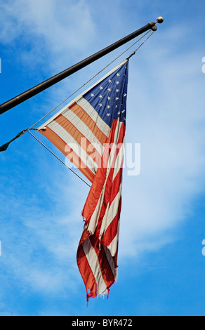 zerfetzten alte amerikanische Flagge am Mast hängen. Stockfoto