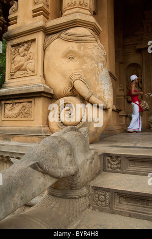 Sri Lanka, Colombo, erlernte Tempel. Wichtiges religiöses Zentrum der buddhistischen & Tempel. Festival-Schlagzeuger in traditioneller Kleidung. Stockfoto