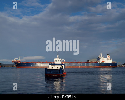 Die vier Autofähre "Cromarty Königin" nähert sich die Küste mit einem Öl-Tanker im Hintergrund. Stockfoto