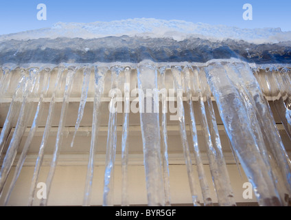 Eiszapfen Hand aus einem gefrorenen Bundsteg auf ein Haus im winter Stockfoto