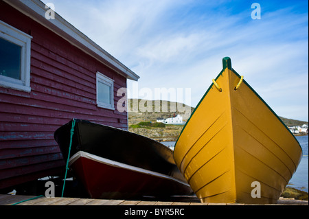 Gelbe Dory auf dock rutschen in Fogo Insel Neufundland Stockfoto