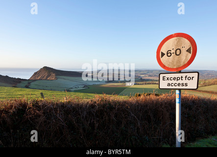 Wegweiser auf der National Cycle Route Nummer 2 in einer klaren Morgen Januar in East Devon mit hohen Gipfel in der Ferne Stockfoto