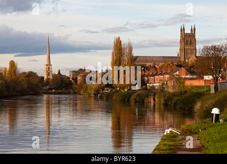 Worcester Kathedrale und die Glovers Nadel-Kirche am Ufer des Flusses Severn Stockfoto