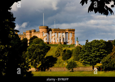 Inverness Castle und Flora Macdonald Statue mit Blick auf den Fluss Ness. Stockfoto