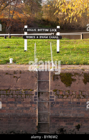 Leiter und Wegweiser an Diglis unteren Schleuse am Worcester und Birmingham Kanal Stockfoto