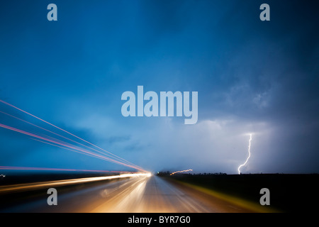 USA, South Dakota, Blitzschläge über Landstraße während Sommergewitter Prärie Stockfoto