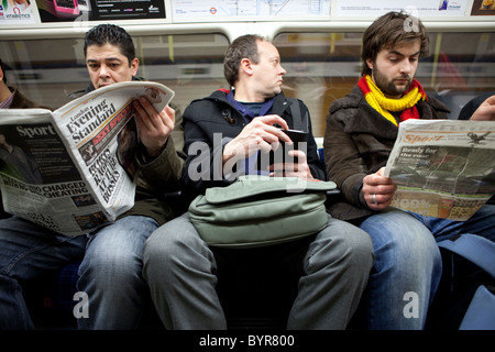 Pendler auf der Londoner U-Bahn. Stockfoto