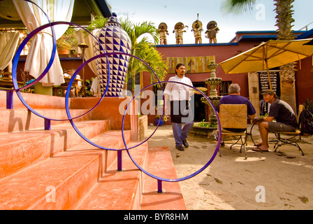 Mexiko Niederkalifornien Todos Santos. Kellner, die Gäste im Hotel California Outdoor-Restaurant serviert Stockfoto