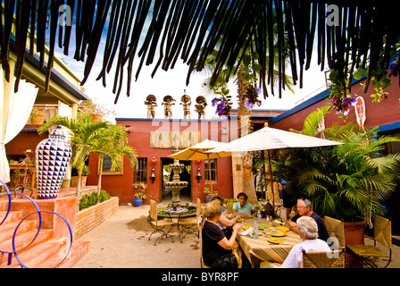 Mexiko Baja California Todos Santos Menschen genießen Mittagessen im Hotel California Restaurant in Todos Santos Stockfoto