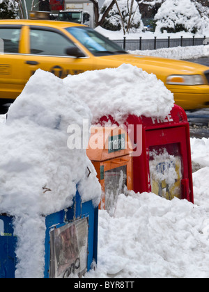 Zeitung Vending-Boxen, Park Avenue, Murray Hill, Schneesturm, NYC Stockfoto