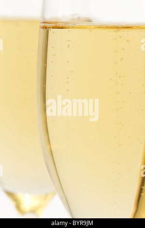 Glas mit Champagner Closeup vor anderen auf weißem Hintergrund Stockfoto