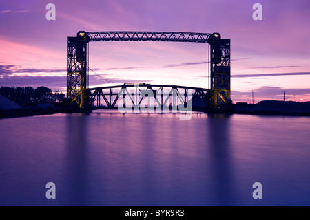 Sonnenuntergang, Brücke und zwei Leuchttürme Stockfoto