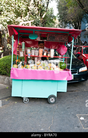 farbenfrohe Obststand mobile Vorbereitung & verkaufen Behälter mit frischem Obst auf einer Straße in Roma-Viertel-Mexico City-Mexiko Stockfoto